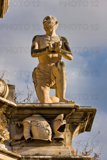 Palermo, Piazza del Parlamento:  il "Teatro Marmoreo",  monumento a Filippo V, prospiciente Palazzo Reale (o "dei Normanni"). Gruppo scultoreo monumentale, è opera dello scultore Gaspare Guercio, di Carlo D'Aprile e Gaspare Serpotta, realizzato per celebrare la gloria di Filippo IV d'Asburgo, re di Spagna e di Sicilia, detto Filippo il Grande. 
Intorno al piedistallo furono disposte le raffigurazioni delle quattro parti della Terra note a quei tempi (Europa, Asia, Africa e America), sulle quali il re di Spagna governava. Sul primo livello furono poste le statue dei quattro Mori, ovvero dei precedenti re dei Paesi andati sotto la sua dominazione. L'opera è adornata da targhe e stemmi dei maggiori casati della Sicilia. L'originaria statua di Filippo IV andò distrutta durante la rivoluzione siciliana del 1848 e fu sostituita nel 1856 dalla statua attuale in marmo che rappresenta il re Filippo V di Spagna e fu eseguita da Nunzio Morello.
Particolare con statua di Moro imprigionato.

[E...