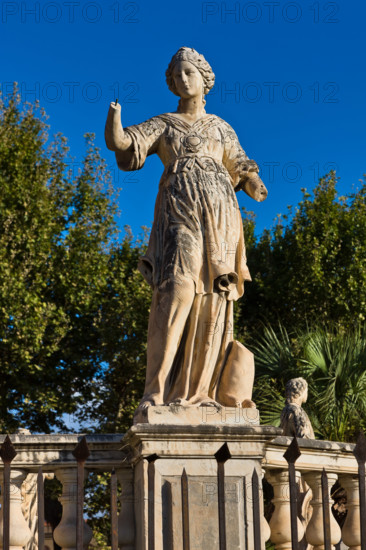 Palermo, Piazza del Parlamento:  il "Teatro Marmoreo",  monumento a Filippo V, prospiciente Palazzo Reale (o "dei Normanni"). Gruppo scultoreo monumentale, è opera dello scultore Gaspare Guercio, di Carlo D'Aprile e Gaspare Serpotta, realizzato per celebrare la gloria di Filippo IV d'Asburgo, re di Spagna e di Sicilia, detto Filippo il Grande. 
Intorno al piedistallo furono disposte le raffigurazioni delle quattro parti della Terra note a quei tempi (Europa, Asia, Africa e America), sulle quali il re di Spagna governava. Sul primo livello furono poste le statue dei quattro Mori, ovvero dei precedenti re dei Paesi andati sotto la sua dominazione. L'opera è adornata da targhe e stemmi dei maggiori casati della Sicilia. L'originaria statua di Filippo IV andò distrutta durante la rivoluzione siciliana del 1848 e fu sostituita nel 1856 dalla statua attuale in marmo che rappresenta il re Filippo V di Spagna e fu eseguita da Nunzio Morello.
Particolare.

[ENG]
Palermo, the Parliament Squ...