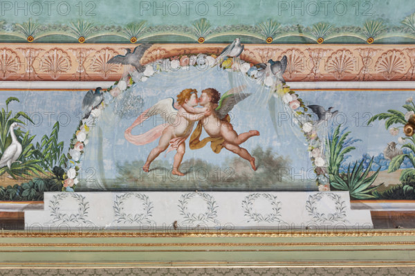 Palermo, Palazzo Reale o Palazzo dei Normanni, Appartamento Reale, Sala   degli Uccell, volta affrescata: dettaglio con uccelli e putti.

[ENG]
Palermo, The Royal Palace or Palazzo dei Normanni (Palace of the Normans), The Royal Apartment, the Birds Room, the frescoed vault: detail with birds and putti.
Palazzo Reale (Palazzo dei Norma, Palermo (PA), Sicilia - Sicily, Italia - Italy