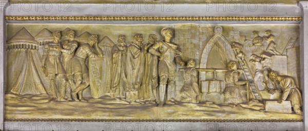 Palermo, Palazzo Reale o Palazzo dei Normanni, Appartamento Reale, Sala Gialla: decorazione a stucco dei sovrapporta.

[ENG]
Palermo, The Royal Palace or Palazzo dei Normanni (Palace of the Normans), The Royal Apartment, The Yellow Room: stucco decoration over the doors.
Palazzo Reale (Palazzo dei Norma, Palermo (PA), Sicilia - Sicily, Italia - Italy