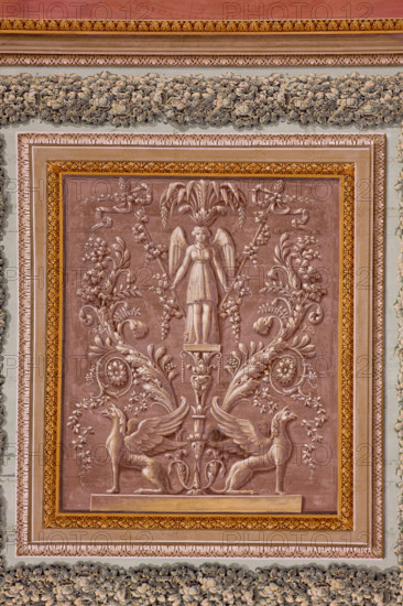 Palermo, Palazzo Reale o Palazzo dei Normanni, Appartamento Reale, Sala Gialla: particolare dei fregi decorativi della volta.

[ENG]
Palermo, The Royal Palace or Palazzo dei Normanni (Palace of the Normans), The Royal Apartment, The Yellow Room: detail of the  decoration friezes of the vault.
Palazzo Reale (Palazzo dei Norma, Palermo (PA), Sicilia - Sicily, Italia - Italy
