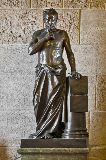 Palermo, Palazzo Reale o Palazzo dei Normanni, Appartamento Reale, corridoio che porta alla sala dei Vicere´: "Archimede", statua bronzea di Benedetto Civiletti, 1893.


[ENG]
Palermo, The Royal Palace or Palazzo dei Normanni (Palace of the Normans), The Royal Apartment,  corridor which leads to the Viceroy Room: "Archimedes", bronze statue by Benedetto Civiletti, 1893.
Palazzo Reale (Palazzo dei Norma, Palermo (PA), Sicilia - Sicily, Italia - Italy
