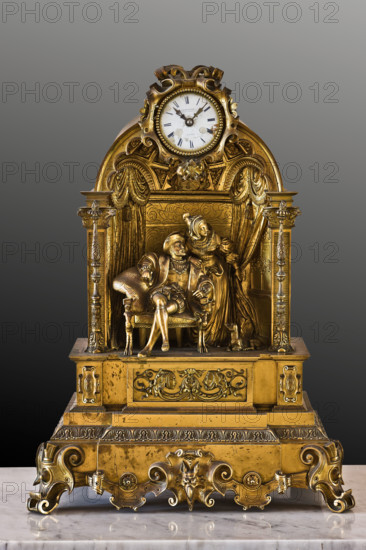 Palermo, Palazzo Reale o Palazzo dei Normanni, Appartamento Reale, corridoio che porta alla sala dei Vicere´: orologio da tavolo in bronzo dorato.

[ENG]
Palermo, The Royal Palace or Palazzo dei Normanni (Palace of the Normans), The Royal Apartment, corridor which leads to the Viceroy Room: table clock in golden bronze.
Palazzo Reale (Palazzo dei Norma, Palermo (PA), Sicilia - Sicily, Italia - Italy