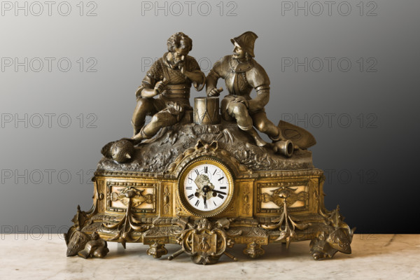 Palermo, Palazzo Reale o Palazzo dei Normanni, Appartamento Reale, corridoio che porta alla sala dei Vicere´: orologio da tavolo.

[ENG]
Palermo, The Royal Palace or Palazzo dei Normanni (Palace of the Normans), The Royal Apartment, corridor which leads to the Viceroy Room: table clock.
Palazzo Reale (Palazzo dei Norma, Palermo (PA), Sicilia - Sicily, Italia - Italy