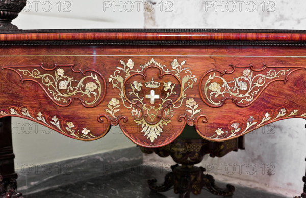 Palermo, Palazzo Reale o Palazzo dei Normanni, Appartamento Reale, Sala muri scrostati o Sala ex Presidenti: scrittoio intarsiato in palissandro, bosso e madreperla, di ebanisti siciliani, XIX secolo. Particolare.

[ENG]
Palermo, The Royal Palace or Palazzo dei Normanni (Palace of the Normans), The Royal Apartment, Room of the Peeling Walls or Former Presidents: desk inlaid in rosewood, boxwood and mother-of-pearl, by Sicilian cabinet makers, XIX century. Detail.
Palazzo Reale (Palazzo dei Norma, Palermo (PA), Sicilia - Sicily, Italia - Italy