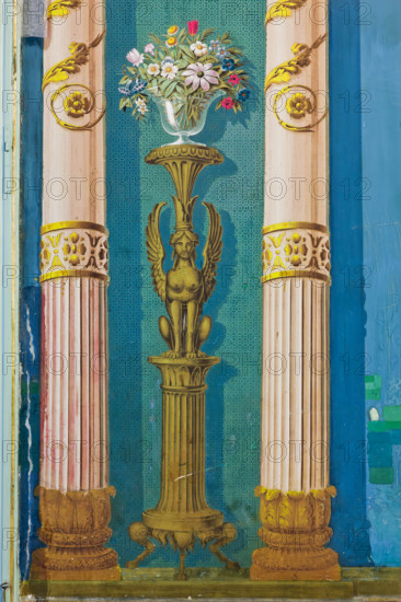 Palermo, Palazzo Reale o Palazzo dei Normanni, Appartamento Reale, Sala Pompeiana: particolare con sfinge, pittura murale a secco di Giuseppe Patania, 1830 circa.

[ENG]
Palermo, The Royal Palace or Palazzo dei Normanni (Palace of the Normans), The Royal Apartment, the Pompeiana Room: detail with sphinx, dry wall painting by Giuseppe Patania, about 1830.
Palazzo Reale (Palazzo dei Norma, Palermo (PA), Sicilia - Sicily, Italia - Italy