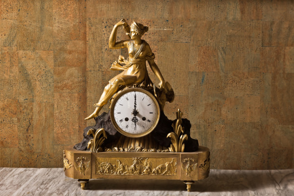 Palermo, Palazzo Reale o Palazzo dei Normanni, Appartamento Reale, Stanza del Monetiere (accanto al Gabinetto Cinese):   orologio da tavolo in bronzo dorato con allegoria della caccia (collezione borbonica, XIX secolo).

[ENG]
Palermo, The Royal Palace or Palazzo dei Normanni (Palace of the Normans), The Royal Apartment, The Monetiere Room (next to the Chinese Room): Table clock in golden bronze with allegory of Hunting (Borbone collection, XIX century).
Palazzo Reale (Palazzo dei Norma, Palermo (PA), Sicilia - Sicily, Italia - Italy