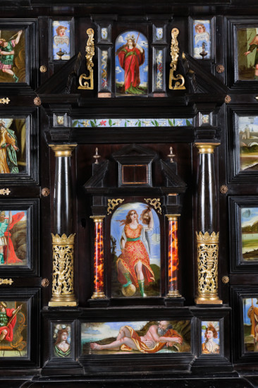 Palermo, Palazzo Reale o Palazzo dei Normanni, Appartamento Reale, Stanza del Monetiere (accanto al Gabinetto Cinese):   il Monetiere stipo in legno con impiallacciatura in ebano, e intarsi in tartaruga, lacche rosse e bronzo dorato. Pannelli in vetro dipinto con scene bibliche, mitologiche e allegoriche. Ebanisti siciliani, sec XVII. Particolare con Giuditta e Oloferne.

[ENG]
Palermo, The Royal Palace or Palazzo dei Normanni (Palace of the Normans), The Royal Apartment, The Monetiere Room (next to the Chinese Room): the Monetiere, i.e. the wooden cabinet with an ebony veneer, and inlays in tortoise, red lacquers and gilded bronze. Painted glass panels with biblical, mythological and allegorical scenes. Sicilian cabinetmakers, XVII century. Detail with Judith and Holofernes.
Palazzo Reale (Palazzo dei Norma, Palermo (PA), Sicilia - Sicily, Italia - Italy