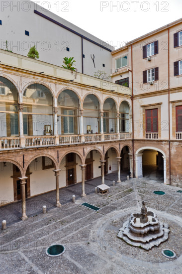 Palermo, Palazzo Reale o Palazzo dei Normanni, Cortile della Fontana: veduta.

[ENG]
Palermo, The Royal Palace or Palazzo dei Normanni (Palace of the Normans), The Fountain Courtyard: view.
Palazzo Reale (Palazzo dei Norma, Palermo (PA), Sicilia - Sicily, Italia - Italy