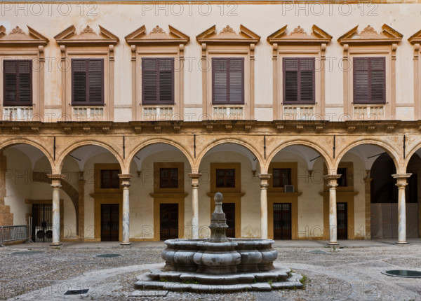 Palermo, Palazzo Reale o Palazzo dei Normanni, Cortile della Fontana: veduta.

[ENG]
Palermo, The Royal Palace or Palazzo dei Normanni (Palace of the Normans), The Fountain Courtyard: view.
Palazzo Reale (Palazzo dei Norma, Palermo (PA), Sicilia - Sicily, Italia - Italy