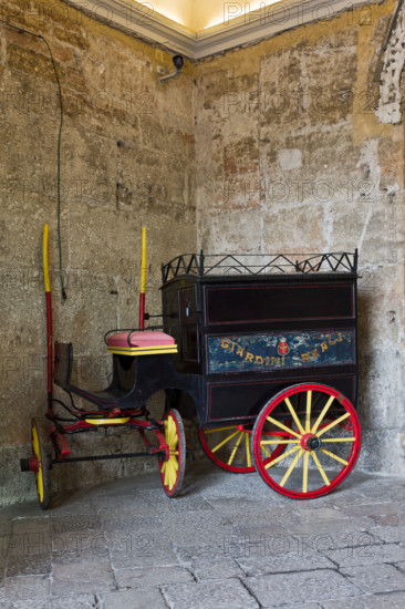 Palermo, Palazzo Reale o Palazzo dei Normanni, androne di ingresso al cortile Maqueda dalla piazza del Parlamento: piccola carrozza.

[ENG]
Palermo, The Royal Palace or Palazzo dei Normanni (Palace of the Normans), entrance hall to the Maqueda courtyard from the Parliament square: small carriage.
Palazzo Reale (Palazzo dei Norma, Palermo (PA), Sicilia - Sicily, Italia - Italy