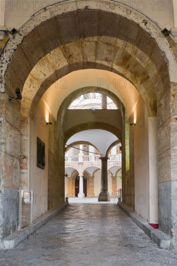 Palermo, Palazzo Reale o Palazzo dei Normanni: androne di ingresso al cortile Maqueda dalla piazza del Parlamento.

[ENG]
Palermo, The Royal Palace or Palazzo dei Normanni (Palace of the Normans): entrance hall to the Maqueda courtyard from the Parliament square.
Palazzo Reale (Palazzo dei Norma, Palermo (PA), Sicilia - Sicily, Italia - Italy