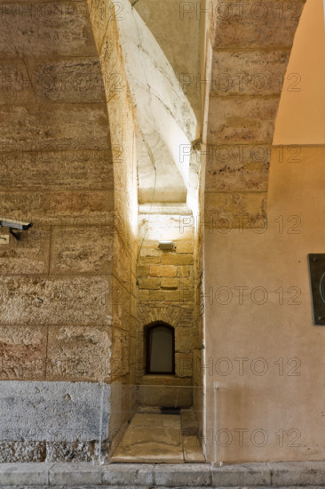 Palermo, Palazzo Reale o Palazzo dei Normanni, androne di ingresso al cortile Maqueda dalla piazza del Parlamento: particolare dell'intercapedine verso la Torre Greca.

[ENG]
Palermo, The Royal Palace or Palazzo dei Normanni (Palace of the Normans), entrance hall to the Maqueda courtyard from the Parliament square: detail of the interspace towards the Greek Tower.
Palazzo Reale (Palazzo dei Norma, Palermo (PA), Sicilia - Sicily, Italia - Italy