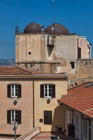 Palermo, Palazzo Reale o Palazzo dei Normanni: parte sommitale della Torre Pisana con le cupole dell'Osservatorio astronomico "Giuseppe Piazzi"

[ENG]
Palermo, The Royal Palace or Palazzo dei Normanni (Palace of the Normans): view of the top of the Pisan Tower with the domes of the  astronomical observatory "Giuseppe Piazzi".
Palazzo Reale (Palazzo dei Norma, Palermo (PA), Sicilia - Sicily, Italia - Italy