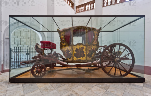 Palermo, Palazzo Reale o Palazzo dei Normanni, scalone monumentale: la "Carrozza d'Oro", opera settecentesca  che è appartenuta al Principe di Butera e alla famiglia dei Lanza di Trabia. E' caratterizzata da una decorazione sfarzosa sia nella casa sia nel traino (angeli e figure femminili).Venne impiegata nel film "La carrozza d'oro" di J. Renoir con Anna Magnani.

[ENG]
Palermo, The Royal Palace or Palazzo dei Normanni (Palace of the Normans), the monumental staircase: the "Golden Carriage",  an eighteenth-century work that belonged to the Prince of Butera and the Lanza di Trabia family. It is characterized by a lavish decoration (angels and female figures). It was used in the film "La carrosse d'or" by J. Renoir with Anna Magnani.
Palazzo Reale (Palazzo dei Norma, Palermo (PA), Sicilia - Sicily, Italia - Italy