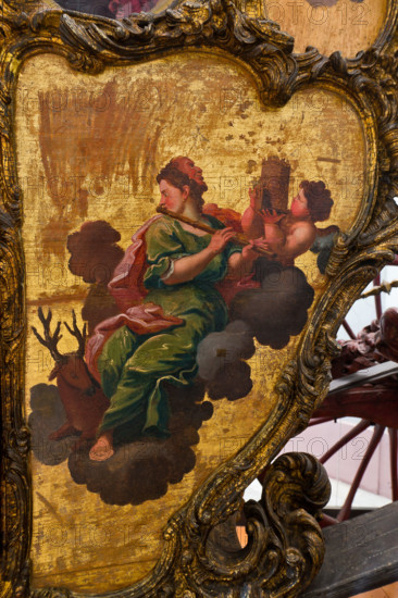 Palermo, Palazzo Reale o Palazzo dei Normanni, scalone monumentale: la "Carrozza d'Oro", opera settecentesca  che è appartenuta al Principe di Butera e alla famiglia dei Lanza di Trabia. E' caratterizzata da una decorazione sfarzosa sia nella casa sia nel traino (angeli e figure femminili).Venne impiegata nel film "La carrozza d'oro" di J. Renoir con Anna Magnani. Particolare della decorazione con figura femminile e putto.

[ENG]
Palermo, The Royal Palace or Palazzo dei Normanni (Palace of the Normans), the monumental staircase: the "Golden Carriage",  an eighteenth-century work that belonged to the Prince of Butera and the Lanza di Trabia family. It is characterized by a lavish decoration (angels and female figures). It was used in the film "La carrosse d'or" by J. Renoir with Anna Magnani. Detail of the decoration with a female figure and a putto.
Palazzo Reale (Palazzo dei Norma, Palermo (PA), Sicilia - Sicily, Italia - Italy