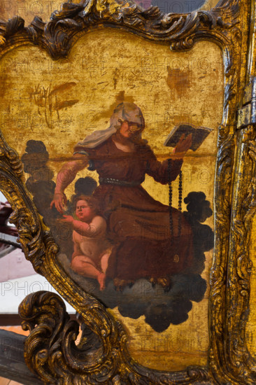 Palermo, Palazzo Reale o Palazzo dei Normanni, scalone monumentale: la "Carrozza d'Oro", opera settecentesca  che è appartenuta al Principe di Butera e alla famiglia dei Lanza di Trabia. E' caratterizzata da una decorazione sfarzosa sia nella casa sia nel traino (angeli e figure femminili).Venne impiegata nel film "La carrozza d'oro" di J. Renoir con Anna Magnani. Particolare della decorazione con figura femminile e putto.

[ENG]
Palermo, The Royal Palace or Palazzo dei Normanni (Palace of the Normans), the monumental staircase: the "Golden Carriage",  an eighteenth-century work that belonged to the Prince of Butera and the Lanza di Trabia family. It is characterized by a lavish decoration (angels and female figures). It was used in the film "La carrosse d'or" by J. Renoir with Anna Magnani. Detail of the decoration with a female figure and a putto.
Palazzo Reale (Palazzo dei Norma, Palermo (PA), Sicilia - Sicily, Italia - Italy