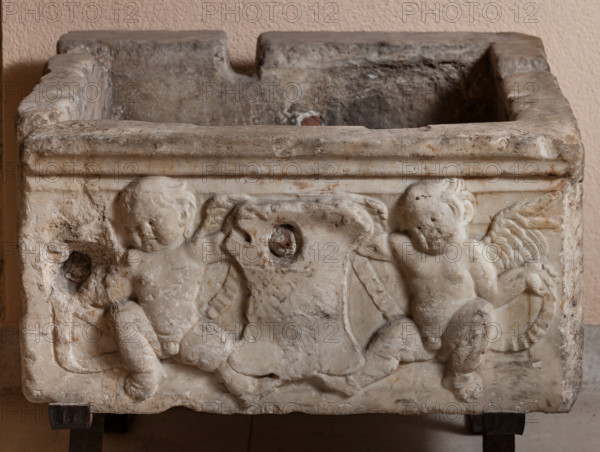 Palermo, Palazzo Reale o Palazzo dei Normanni, R1, commissioni: bacile con putti.

[ENG]
Palermo, The Royal Palace or Palazzo dei Normanni (Palace of the Normans), R1, Assignments: basin with putti.
Palazzo Reale (Palazzo dei Norma, Palermo (PA), Sicilia - Sicily, Italia - Italy