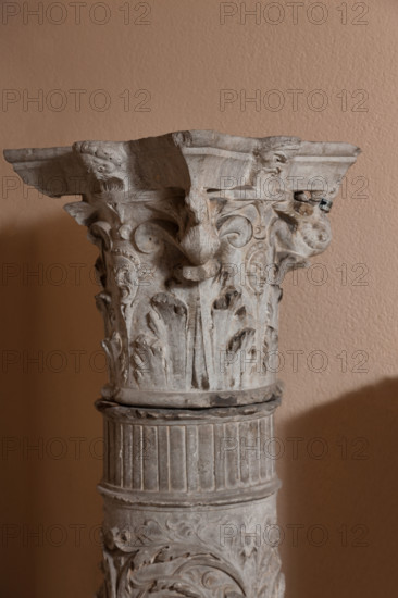 Palermo, Palazzo Reale o Palazzo dei Normanni, R1, commissioni: colonna istoriata. Particolare del capitello.

[ENG]
Palermo, The Royal Palace or Palazzo dei Normanni (Palace of the Normans), R1, Assignments: historiated column. Detail of the capital.
Palazzo Reale (Palazzo dei Norma, Palermo (PA), Sicilia - Sicily, Italia - Italy