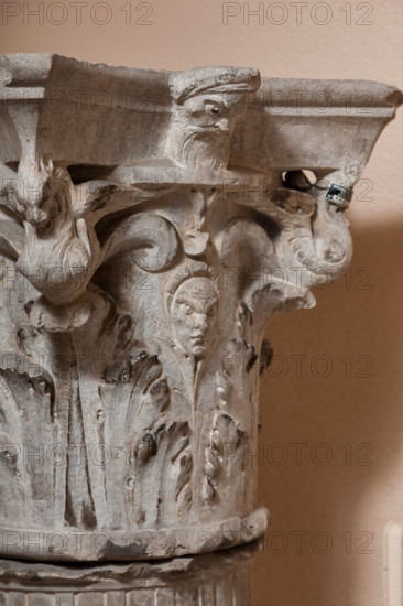 Palermo, Palazzo Reale o Palazzo dei Normanni, R1, commissioni: colonna istoriata. Particolare del capitello.

[ENG]
Palermo, The Royal Palace or Palazzo dei Normanni (Palace of the Normans), R1, Assignments: historiated column. Detail of the capital.
Palazzo Reale (Palazzo dei Norma, Palermo (PA), Sicilia - Sicily, Italia - Italy