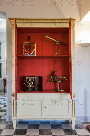 Palermo, Palazzo Reale o Palazzo dei Normanni, Torre Pisana, Osservatorio Astronomico "Giuseppe Piazzi": vetrina con strumenti astronomici.

[ENG]
Palermo, The Royal Palace or Palazzo dei Normanni (Palace of the Normans), the Pisana Tower, The Astronomical Observatory "Giuseppe Piazzi": showcase with astronomical instruments.
Palazzo Reale (Palazzo dei Norma, Palermo (PA), Sicilia - Sicily, Italia - Italy