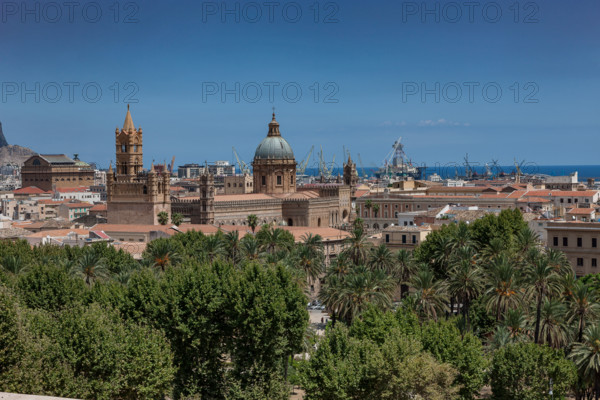 Palermo: veduta della città dalla Torre di Porta Nuova. Al centro, la Cattedrale della Santa Vergine Maria Assunta.

[ENG]
Palermo: view of the town from the Porta Nuova Tower. At the centre, the Cathedral dedicated to the Assumption of the Virgin Mary.
Palermo (PA), Sicilia - Sicily, Italia - Italy