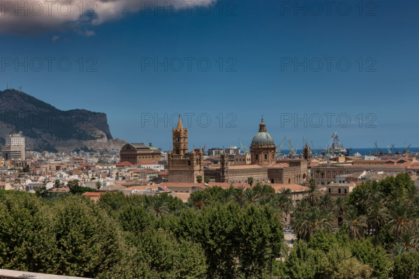 Palermo: veduta della città dalla Torre di Porta Nuova. Al centro, la Cattedrale della Santa Vergine Maria Assunta.

[ENG]
Palermo: view of the town from the Porta Nuova Tower. At the centre, the Cathedral dedicated to the Assumption of the Virgin Mary.
Palermo (PA), Sicilia - Sicily, Italia - Italy