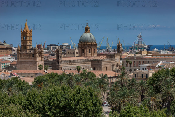 Palermo: veduta della città dalla Torre di Porta Nuova. Al centro, la Cattedrale della Santa Vergine Maria Assunta.

[ENG]
Palermo: view of the town from the Porta Nuova Tower. At the centre, the Cathedral dedicated to the Assumption of the Virgin Mary.
Palermo (PA), Sicilia - Sicily, Italia - Italy