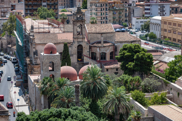 Palermo: veduta della città dalla Torre di Porta Nuova. Al centro, la Chiesa di San Giovanni degli Eremiti.

[ENG]
Palermo: view of the town from the Porta Nuova Tower. At the centre, the S. John of Hermits Church.
Palermo (PA), Sicilia - Sicily, Italia - Italy