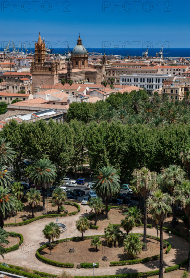 Palermo: veduta della città dalla Torre di Porta Nuova. Al centro, la Cattedrale della Santa Vergine Maria Assunta. In basso, i Giardini di Villa Bonanno.

[ENG]
Palermo: view of the town from the Porta Nuova Tower. At the centre, the Cathedral dedicated to the Assumption of the Virgin Mary. At the bottom, the Gardens of Villa Bonanno.
Palermo (PA), Sicilia - Sicily, Italia - Italy