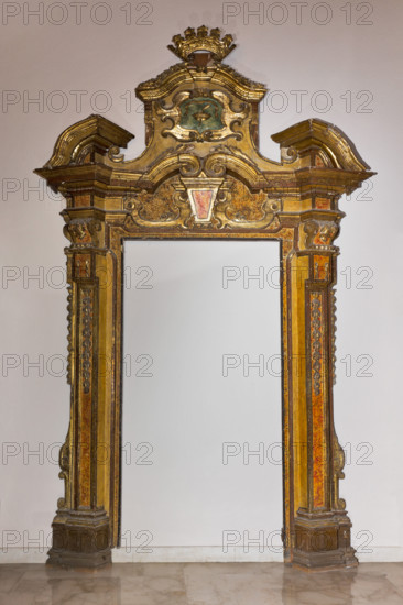 Palermo, Palazzo Reale o Palazzo dei Normanni, R1, commissioni:  portale di legno dorato di epoca borbonica.

[ENG]
Palermo, The Royal Palace or Palazzo dei Normanni (Palace of the Normans), R1, Assignments: portal of golden wood (Borbone age).
Palazzo Reale (Palazzo dei Norma, Palermo (PA), Sicilia - Sicily, Italia - Italy