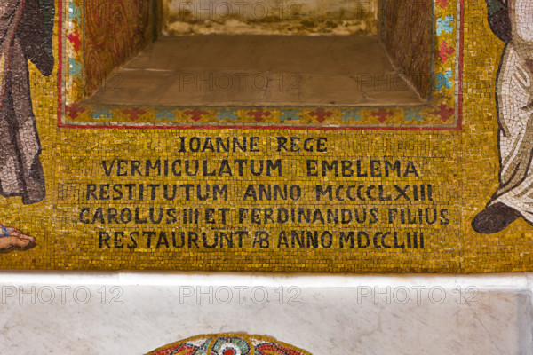 Palermo, Palazzo Reale o Palazzo dei Normanni,  Cappella Palatina (Basilica), parete nord: dettaglio di mosaico con scritta che ricorda il restauro del 1753.

[ENG]
Palermo, The Royal Palace or Palazzo dei Normanni (Palace of the Normans), The Palatine Chapel (Basilica), Northern wall: a mosaic which is a reminder of the 1753 restoration works.
Palazzo Reale (Palazzo dei Norma, Palermo (PA), Sicilia - Sicily, Italia - Italy
