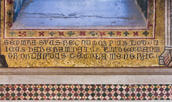 Palermo, Palazzo Reale o Palazzo dei Normanni,  Cappella Palatina (Basilica): dettaglio di mosaico con scritta.

[ENG]
Palermo, The Royal Palace or Palazzo dei Normanni (Palace of the Normans), The Palatine Chapel (Basilica): a mosaic representing a writing.
Palazzo Reale (Palazzo dei Norma, Palermo (PA), Sicilia - Sicily, Italia - Italy