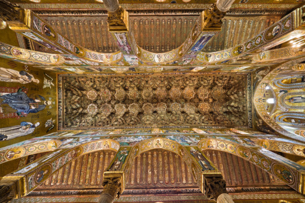 Palermo, Palazzo Reale o Palazzo dei Normanni,  Cappella Palatina (Basilica), navata centrale:  soffitto ligneo, realizzato da maestri di scuola fatimide e costituito da cassoni lignei a muqarnas, dipinte con immagini rare (ornamenti fitoformi e zoomorfi, uccelli, animali fantastici e mitologici, tra cui figure umane in scene di caccia, di guerra e d'amore, suonatori, danzatori e danzatrici del ventre, giocatori di scacchi. Figurazioni generalmente vietate dalla tradizione musulmana) e iscrizioni cufiche (1143). 

[ENG]
Palermo, The Royal Palace or Palazzo dei Normanni (Palace of the Normans), The Palatine Chapel (Basilica), central nave: wooden ceiling, created by Fatimid school masters and consisting of wooden coffers called muqarnas, painted with rare images (phytoform and zoomorphic ornaments, birds, fantastic and mythological animals, including human figures in hunting, making war and  love, players, dancers and belly dancers, chess players: These figures are generally prohibit...