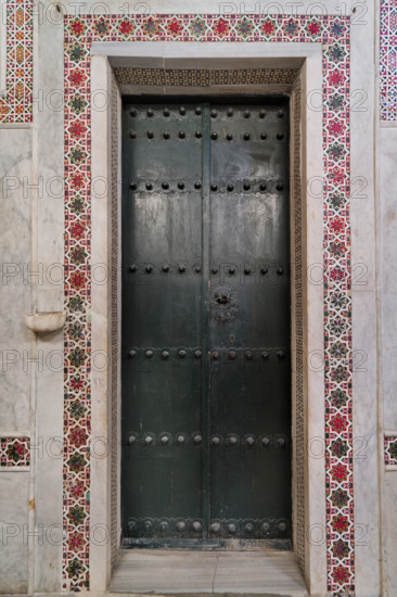 Palermo, Palazzo Reale o Palazzo dei Normanni,  Cappella Palatina (Basilica), parete settentrionale: porta con decorazione a motivi geometrici.

[ENG]
Palermo, The Royal Palace or Palazzo dei Normanni (Palace of the Normans), The Palatine Chapel (Basilica), Northern wall: door with geometric pattern decoration.
Palazzo Reale (Palazzo dei Norma, Palermo (PA), Sicilia - Sicily, Italia - Italy