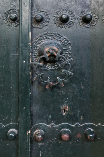 Palermo, Palazzo Reale o Palazzo dei Normanni,  Cappella Palatina (Basilica), parete settentrionale, porta con decorazione a motivi geometrici: battiporta.

[ENG]
Palermo, The Royal Palace or Palazzo dei Normanni (Palace of the Normans), The Palatine Chapel (Basilica), Northern wall, door with geometric pattern decoration:
Palazzo Reale (Palazzo dei Norma, Palermo (PA), Sicilia - Sicily, Italia - Italy