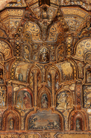 Palermo, Palazzo Reale o Palazzo dei Normanni,  Cappella Palatina (Basilica), navata centrale:  soffitto ligneo, realizzato da maestri di scuola fatimide e costituito da cassoni lignei a muqarnas, dipinte con immagini rare (ornamenti fitoformi e zoomorfi, uccelli, animali fantastici e mitologici, tra cui figure umane in scene di caccia, di guerra e d'amore, suonatori, danzatori e danzatrici del ventre, giocatori di scacchi. Figurazioni generalmente vietate dalla tradizione musulmana) e iscrizioni cufiche (1143). 
Particolare.

[ENG]
Palermo, The Royal Palace or Palazzo dei Normanni (Palace of the Normans), The Palatine Chapel (Basilica), central nave: wooden ceiling, created by Fatimid school masters and consisting of wooden coffers called muqarnas, painted with rare images (phytoform and zoomorphic ornaments, birds, fantastic and mythological animals, including human figures in hunting, making war and  love, players, dancers and belly dancers, chess players: These figures are gene...