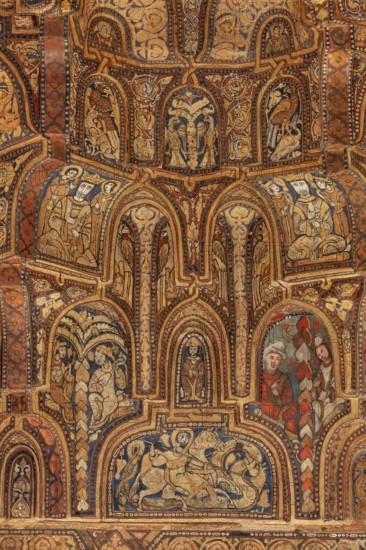 Palermo, Palazzo Reale o Palazzo dei Normanni,  Cappella Palatina (Basilica), navata centrale:  soffitto ligneo, realizzato da maestri di scuola fatimide e costituito da cassoni lignei a muqarnas, dipinte con immagini rare (ornamenti fitoformi e zoomorfi, uccelli, animali fantastici e mitologici, tra cui figure umane in scene di caccia, di guerra e d'amore, suonatori, danzatori e danzatrici del ventre, giocatori di scacchi. Figurazioni generalmente vietate dalla tradizione musulmana) e iscrizioni cufiche (1143). 
Particolare.

[ENG]
Palermo, The Royal Palace or Palazzo dei Normanni (Palace of the Normans), The Palatine Chapel (Basilica), central nave: wooden ceiling, created by Fatimid school masters and consisting of wooden coffers called muqarnas, painted with rare images (phytoform and zoomorphic ornaments, birds, fantastic and mythological animals, including human figures in hunting, making war and  love, players, dancers and belly dancers, chess players: These figures are gene...