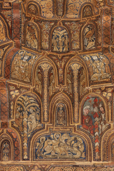 Palermo, Palazzo Reale o Palazzo dei Normanni,  Cappella Palatina (Basilica), navata centrale:  soffitto ligneo, realizzato da maestri di scuola fatimide e costituito da cassoni lignei a muqarnas, dipinte con immagini rare (ornamenti fitoformi e zoomorfi, uccelli, animali fantastici e mitologici, tra cui figure umane in scene di caccia, di guerra e d'amore, suonatori, danzatori e danzatrici del ventre, giocatori di scacchi. Figurazioni generalmente vietate dalla tradizione musulmana) e iscrizioni cufiche (1143). 
Particolare.

[ENG]
Palermo, The Royal Palace or Palazzo dei Normanni (Palace of the Normans), The Palatine Chapel (Basilica), central nave: wooden ceiling, created by Fatimid school masters and consisting of wooden coffers called muqarnas, painted with rare images (phytoform and zoomorphic ornaments, birds, fantastic and mythological animals, including human figures in hunting, making war and  love, players, dancers and belly dancers, chess players: These figures are gene...