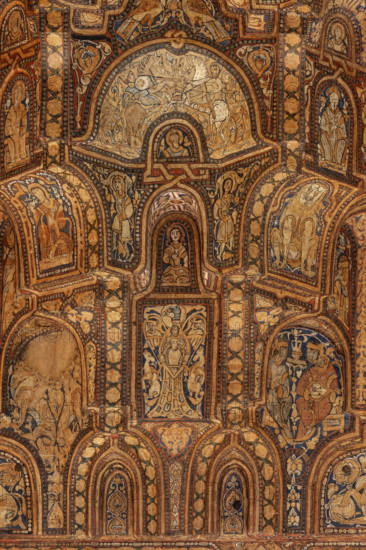 Palermo, Palazzo Reale o Palazzo dei Normanni,  Cappella Palatina (Basilica), navata centrale:  soffitto ligneo, realizzato da maestri di scuola fatimide e costituito da cassoni lignei a muqarnas, dipinte con immagini rare (ornamenti fitoformi e zoomorfi, uccelli, animali fantastici e mitologici, tra cui figure umane in scene di caccia, di guerra e d'amore, suonatori, danzatori e danzatrici del ventre, giocatori di scacchi. Figurazioni generalmente vietate dalla tradizione musulmana) e iscrizioni cufiche (1143). 
Particolare.

[ENG]
Palermo, The Royal Palace or Palazzo dei Normanni (Palace of the Normans), The Palatine Chapel (Basilica), central nave: wooden ceiling, created by Fatimid school masters and consisting of wooden coffers called muqarnas, painted with rare images (phytoform and zoomorphic ornaments, birds, fantastic and mythological animals, including human figures in hunting, making war and  love, players, dancers and belly dancers, chess players: These figures are gene...