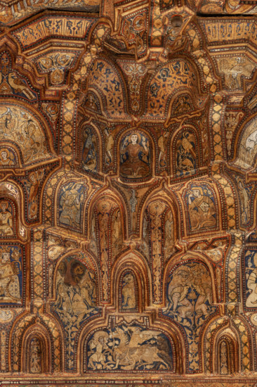 Palermo, Palazzo Reale o Palazzo dei Normanni,  Cappella Palatina (Basilica), navata centrale:  soffitto ligneo, realizzato da maestri di scuola fatimide e costituito da cassoni lignei a muqarnas, dipinte con immagini rare (ornamenti fitoformi e zoomorfi, uccelli, animali fantastici e mitologici, tra cui figure umane in scene di caccia, di guerra e d'amore, suonatori, danzatori e danzatrici del ventre, giocatori di scacchi. Figurazioni generalmente vietate dalla tradizione musulmana) e iscrizioni cufiche (1143). 
Particolare.

[ENG]
Palermo, The Royal Palace or Palazzo dei Normanni (Palace of the Normans), The Palatine Chapel (Basilica), central nave: wooden ceiling, created by Fatimid school masters and consisting of wooden coffers called muqarnas, painted with rare images (phytoform and zoomorphic ornaments, birds, fantastic and mythological animals, including human figures in hunting, making war and  love, players, dancers and belly dancers, chess players: These figures are gene...