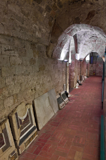 Palermo, Palazzo Reale o Palazzo dei Normanni,  Cappella Palatina (Basilica), Cripta (Chiesa Inferiore): corridoio.

[ENG]
Palermo, The Royal Palace or Palazzo dei Normanni (Palace of the Normans), The Palatine Chapel (Basilica), the Crypt (Lower Church): corridor.
Palazzo Reale (Palazzo dei Norma, Palermo (PA), Sicilia - Sicily, Italia - Italy