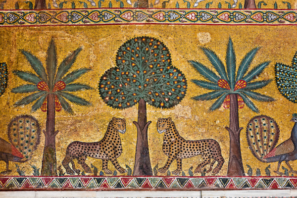 Palermo, Palazzo Reale o Palazzo dei Normanni, Torre Pisana, Sala di Re Ruggero: mosaici della sala voluta da Re Ruggero II d'Altavilla. E' caratterizzata da ampie superfici a mosaico di grande pregio raffiguranti elementi vegetali e scene di carattere aulico e venatorio, simboli del potere normanno (battute di caccia con arcieri e cervi, rappresentati pavoni, cigni, oltre i mitologici centauri, grifi e altri animali esotici  fra lussureggiante vegetazione). I mosaici sono di stile greco - bizantino (secolo XIII).
Particolare con leopardi e alberi (banani e palme).

[ENG]
Palermo, The Royal Palace or Palazzo dei Normanni (Palace of the Normans), Pisana Tower,  the King Roger Room: view of the Room which was commissioned by King Roger II d'Altavilla. It is characterized by large mosaic surfaces of great value representing plant elements  and scenes of courtly and hunting style, symbols of the Norman power (hunting scenes with archers and deer, peacocks, swans, and mythological centa...
