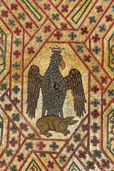 Palermo, Palazzo Reale o Palazzo dei Normanni, Torre Pisana, Sala di Re Ruggero(sala voluta da Re Ruggero II d'Altavilla): particolare della decorazione  della volta con mosaici di animali. Questi mosaici risalgono al periodo di Federico II di Svevia.
Particolare con aquila che ghermisce coniglio (stemma reale dell'Imperatore Federico II).

[ENG]
Palermo, The Royal Palace or Palazzo dei Normanni (Palace of the Normans), Pisana Tower,  the King Roger Room (the Room which was commissioned by King Roger II d'Altavilla): detail of the decoration of the vault with mosaics of animals. These mosaics date back to the period of Frederick II.
Detail with an eagle gripping a rabbit (emblem of Emperor Frederik II).
Palazzo Reale (Palazzo dei Norma, Palermo (PA), Sicilia - Sicily, Italia - Italy