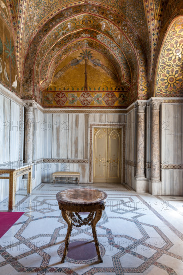 Palermo, Palazzo Reale o Palazzo dei Normanni, Torre Pisana, Sala di Re Ruggero: veduta della sala voluta da Re Ruggero II d'Altavilla. E' caratterizzata da ampie superfici a mosaico di grande pregio raffiguranti elementi vegetali (palme e banani) e scene di carattere aulico e venatorio, simboli del potere normanno (battute di caccia con arcieri e cervi, rappresentati pavoni, cigni, oltre i mitologici centauri, grifi e altri animali esotici tra cui leopardi e tigri fra lussureggiante vegetazione). I mosaici sono di stile greco - bizantino (secolo XIII).

[ENG]
Palermo, The Royal Palace or Palazzo dei Normanni (Palace of the Normans), Pisana Tower,  the King Roger Room: view of the Room which was commissioned by King Roger II d'Altavilla. It is characterized by large mosaic surfaces of great value representing plant elements (palms and banana trees) and scenes of courtly and hunting style, symbols of the Norman power (hunting scenes with archers and deer, peacocks, swans, and mytholo...