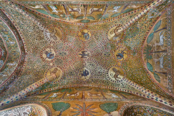 Palermo, Palazzo Reale o Palazzo dei Normanni, Torre Pisana, Sala di Re Ruggero(sala voluta da Re Ruggero II d'Altavilla), la volta:  decorazione con mosaici di animali. Questi mosaici risalgono al periodo di Federico II di Svevia.


[ENG]
Palermo, The Royal Palace or Palazzo dei Normanni (Palace of the Normans), Pisana Tower,  the King Roger Room (the Room which was commissioned by King Roger II d'Altavilla), the vault: the decoration of the vault with mosaics of animals. These mosaics date back to the period of Frederick II.
Palazzo Reale (Palazzo dei Norma, Palermo (PA), Sicilia - Sicily, Italia - Italy