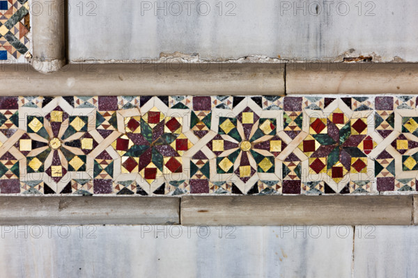 Palermo, Palazzo Reale o Palazzo dei Normanni, Torre Pisana, Sala di Re Ruggero (la sala voluta da Re Ruggero II d'Altavilla), rivestimento marmoreo: dettaglio di mosaici a motivi geometrici.

[ENG]
Palermo, The Royal Palace or Palazzo dei Normanni (Palace of the Normans), Pisana Tower,  the King Roger Room (the Room which was commissioned by King Roger II d'Altavilla), marble coverings: detail of mosaic with geometric pattern.
Palazzo Reale (Palazzo dei Norma, Palermo (PA), Sicilia - Sicily, Italia - Italy