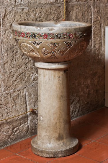 Palermo, Palazzo Reale o Palazzo dei Normanni,  Uffici della Presidenza: bacino decorato in opus sectile (XII - XIII secolo). Forse acquasantiera.

[ENG]
Palermo, The Royal Palace or Palazzo dei Normanni (Palace of the Normans), Offices of the Presidency: basin decorated in opus sectile. It may be a holy water font (XII - XIII centuries)
Palazzo Reale (Palazzo dei Norma, Palermo (PA), Sicilia - Sicily, Italia - Italy