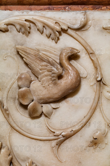 Modena, Duomo, interno, navata destra: monumento funerario dedicato a Francesco Molza; di Bartolomeo Spani, 1516. Marmo di Carrara, marmo proconnesio, pietra d'Istria e rosso ammonitico.

[ENG]
Modena, Cathedral, interior, right aisle: funerary monument dedicated to Francesco Molza; Bartolomeo Spani, 1516. Carrara marble, Proconnesian marble, Istrian stone and red ammonitic stone.