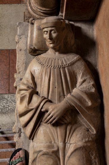Modena, Duomo, interno, navata destra: monumento funerario dedicato a Francesco Molza; di Bartolomeo Spani, 1516. Marmo di Carrara, marmo proconnesio, pietra d'Istria e rosso ammonitico.

[ENG]
Modena, Cathedral, interior, right aisle: funerary monument dedicated to Francesco Molza; Bartolomeo Spani, 1516. Carrara marble, Proconnesian marble, Istrian stone and red ammonitic stone.